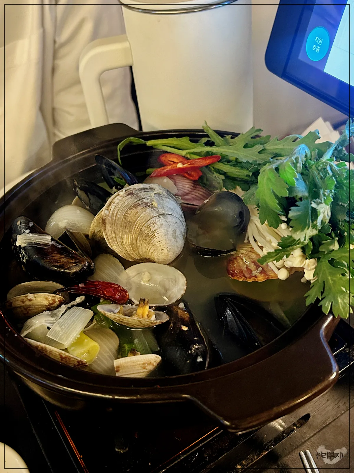 조개와-홍합으로-가득찬-조개탕-사진