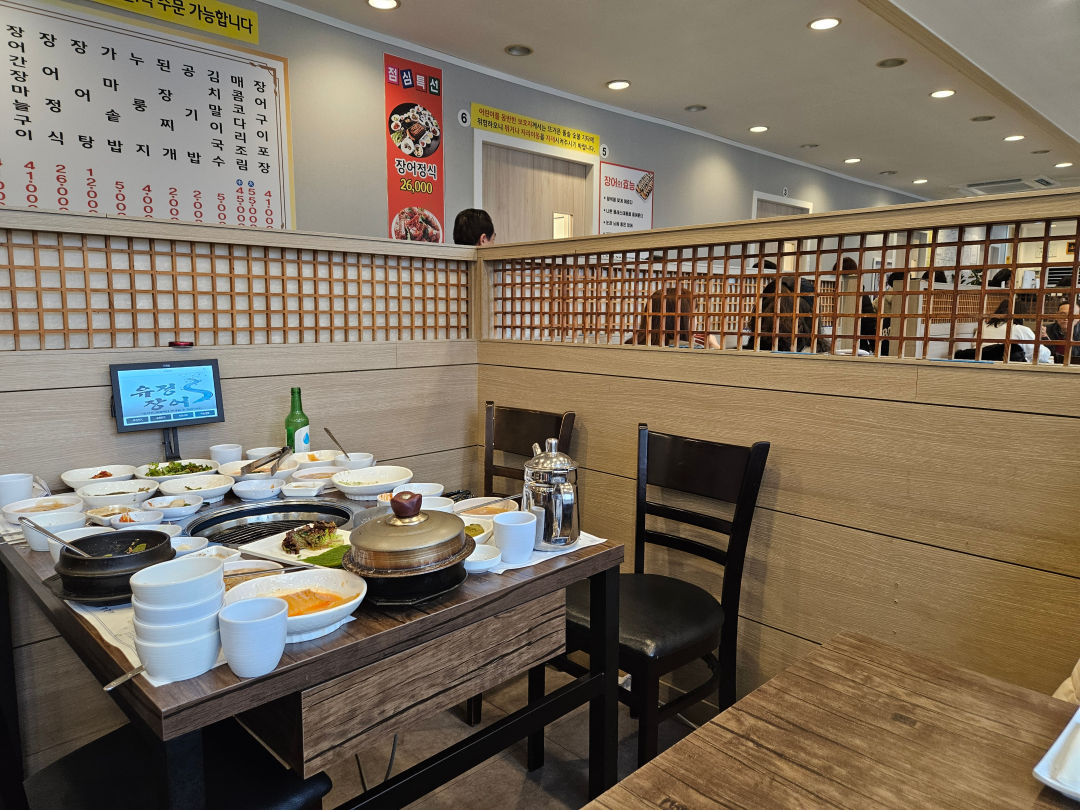 유정장어 매장 내부