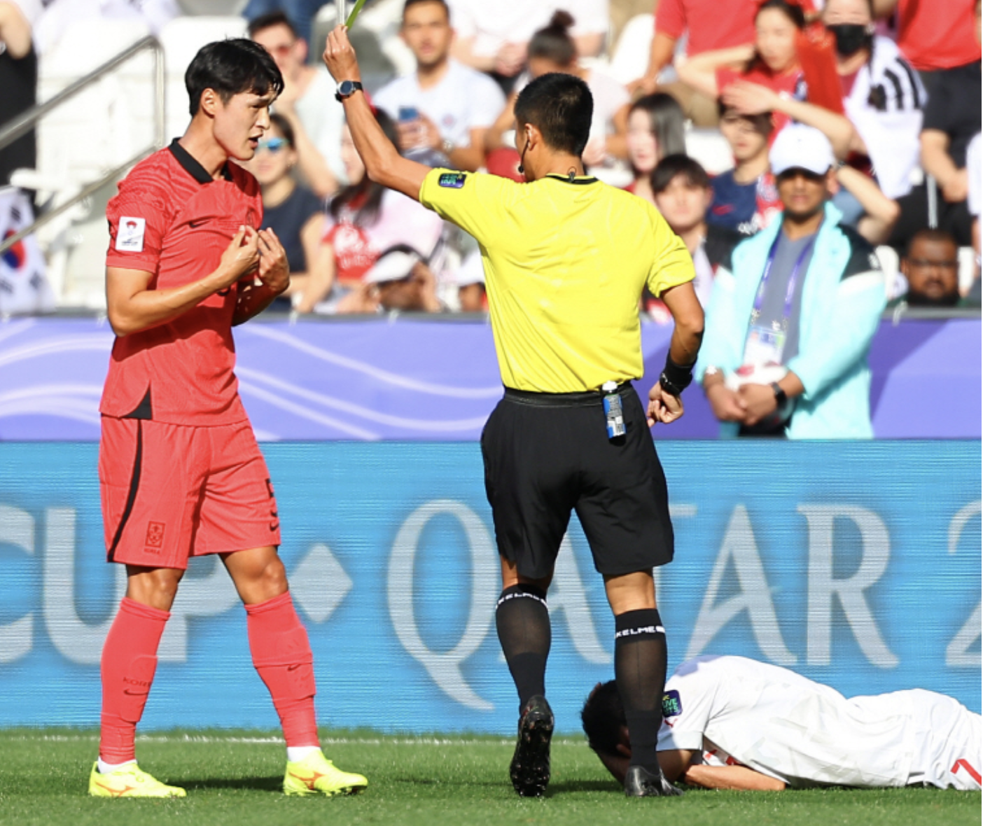 한국vs바레인 경기에서 편파판정을 펼친 중국 주심 &#39;마닝&#39;