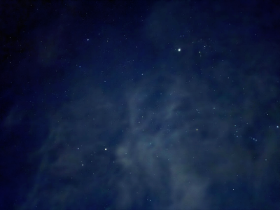 밤하늘, 구름사이로 별들이 반짝이고 있다.