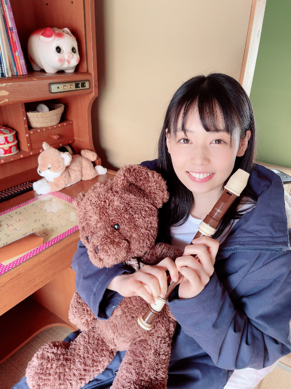 리코더를 들고 있는 토키타 아미(Ami Tokita)