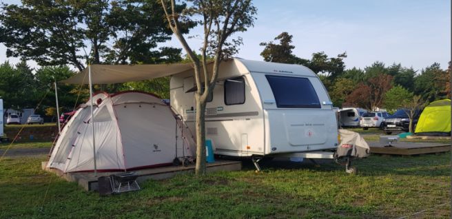 캠핑족을 위한 캠핑 명소에 관한 그림