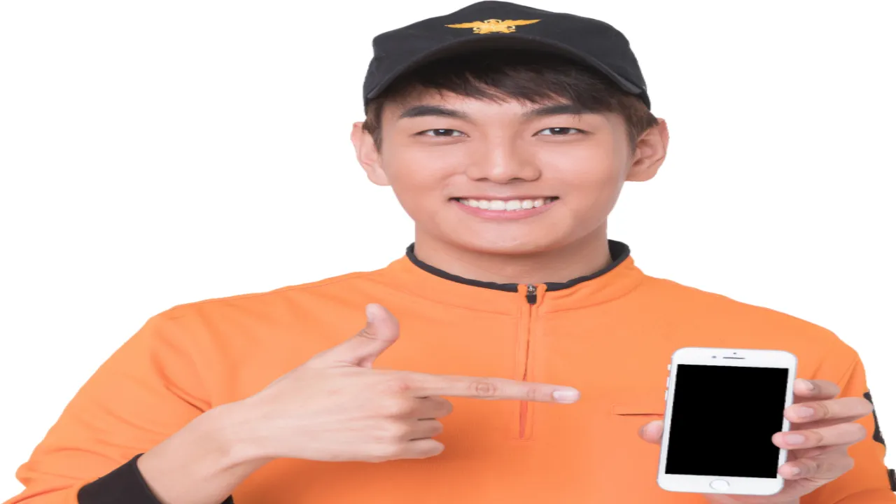 119 신고 앱을 손으로 가리키며 설명하는 소방관의 미소