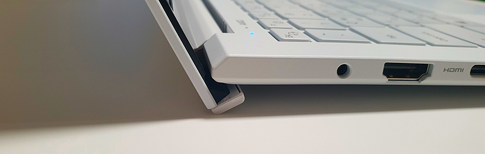 노트북 흰지 부분은 좀 특이한 편