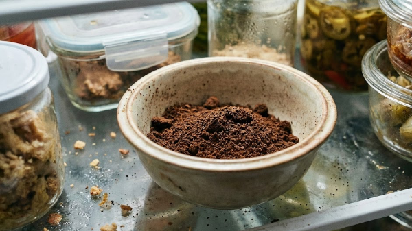 커피찌꺼기를 냉장고에 넣어둔 이미지