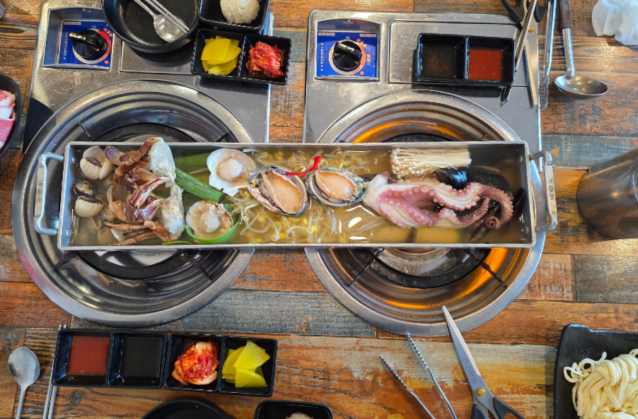 해물철판에 조개 등 해물이 가득하다.