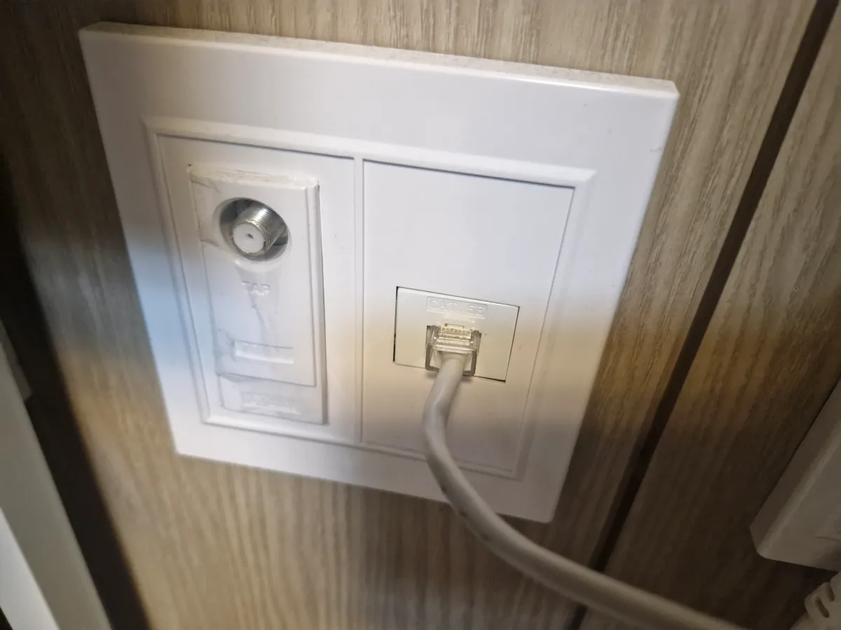 인터넷-랜선이-나오고-있는-곳