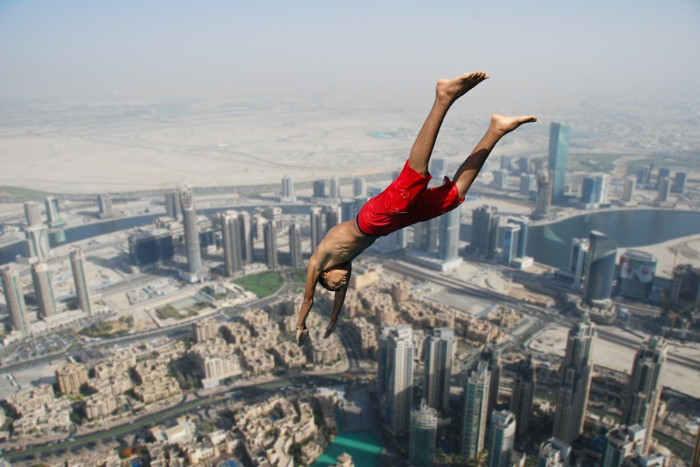 끝이 보이지 않는 높은 곳에서 떨어지는 모습