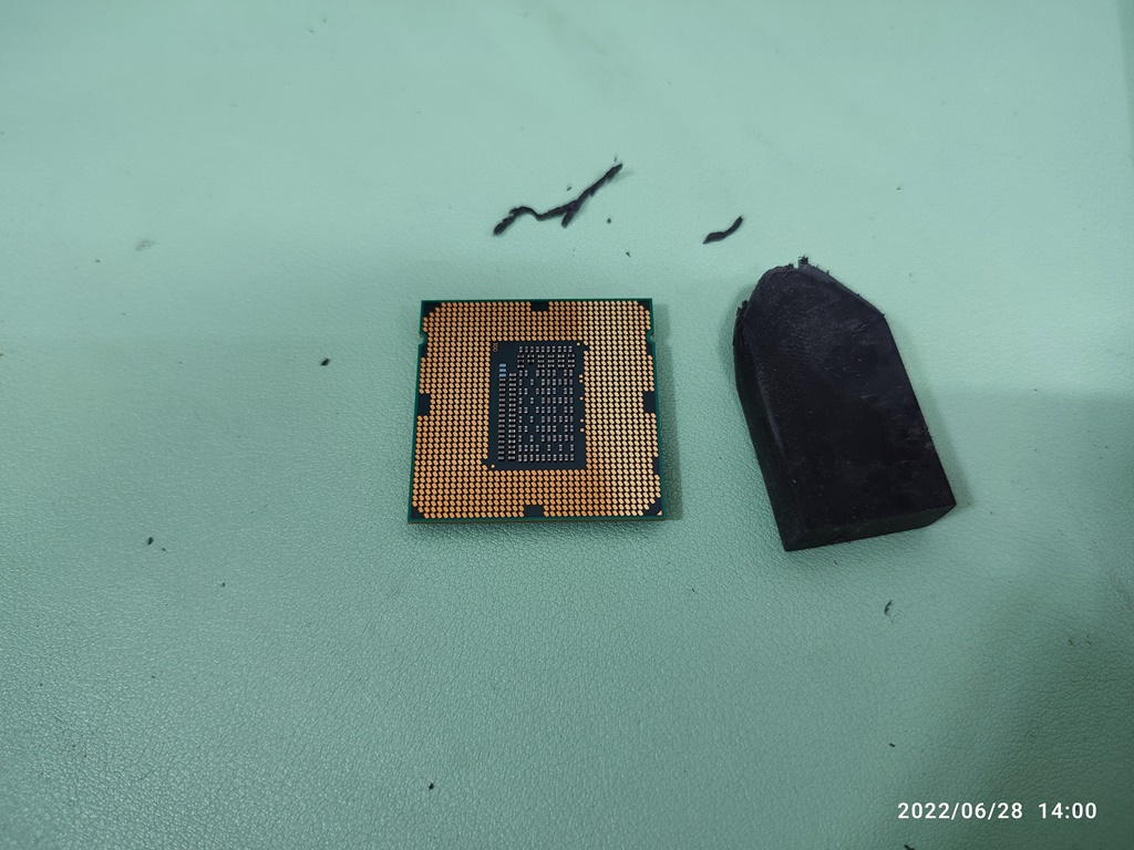 CPU 뒤면의 일부를 지우개로 닦았습니다.