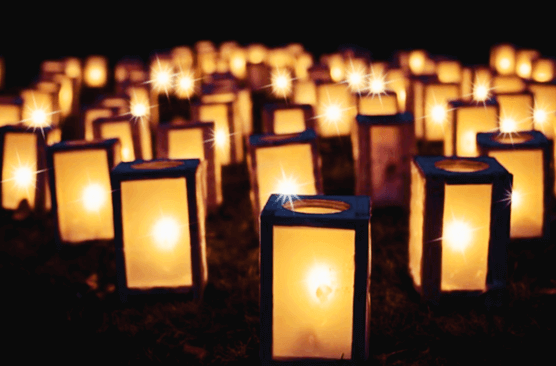 네모난 등 안에 노란 불빛이 나오고 있다. 이런 등잔 불들이 수십개가 있고, 등잔 아래는 어둡다.