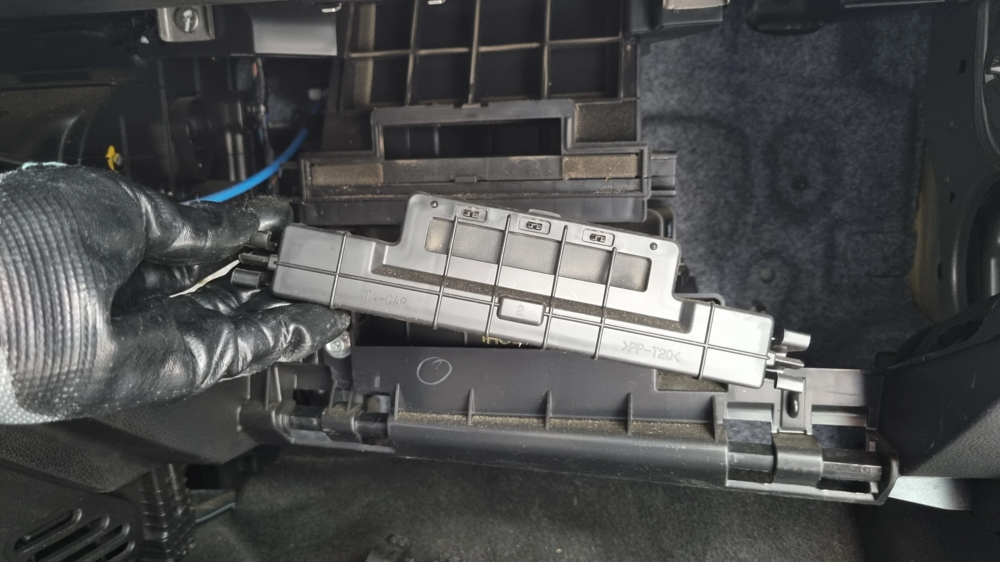 에어컨필터 덮게 열린 모습