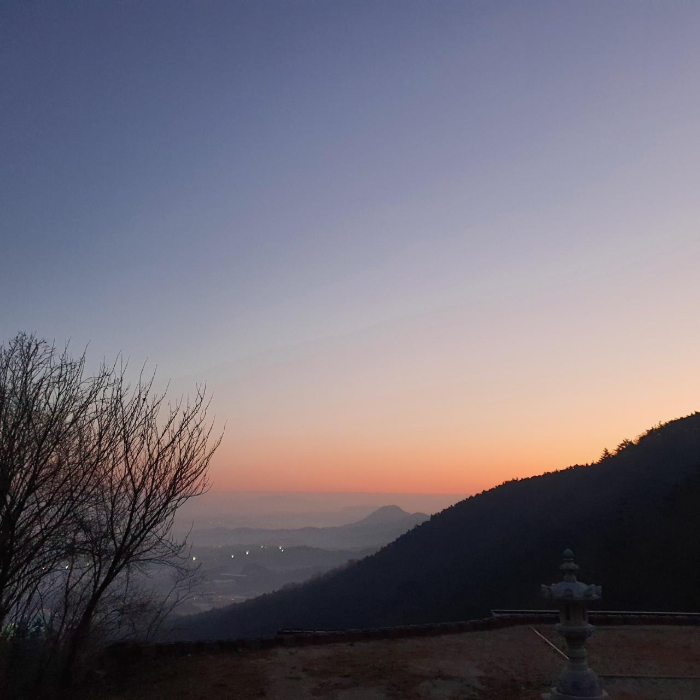 대웅전 앞마당에서 보는 풍경