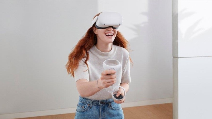 여성이-페이스북-vr-기기인-오큘러스2를-착용하고-있다