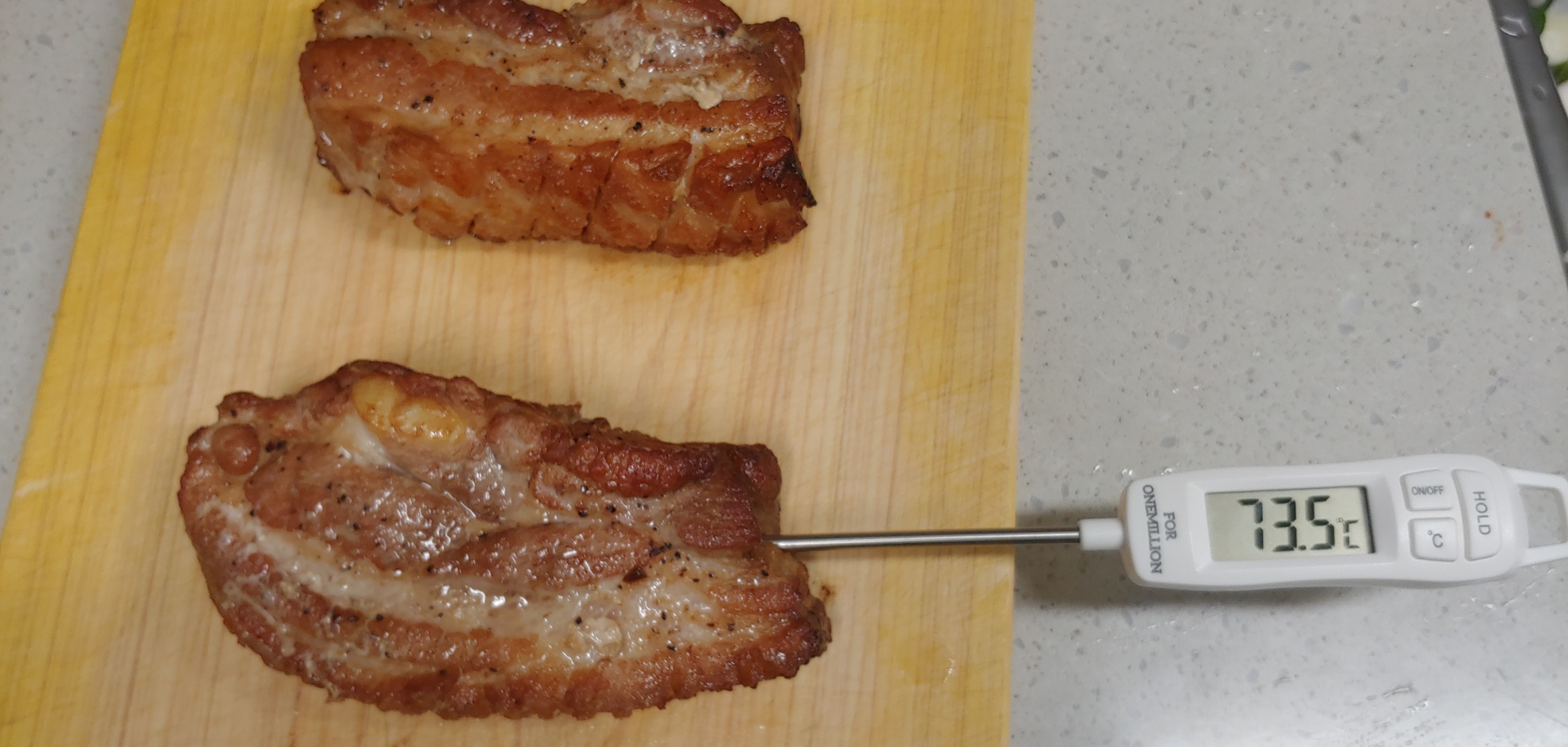 이렇게 섞이 멜젓소스를 약불로 서서히 끓여주세요.