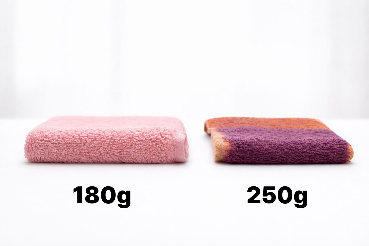 왼쪽은 180g, 오른쪽은 250g으로 실제 무게를 표시한 수건 비교 이미지