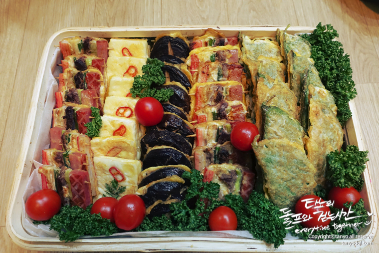 타뇨의셀프웨딩 타뇨 돌프 타뇨의돌프와걷는시간 부케 부토니에 목화부케 겨울부케 겨울결혼식 결혼식 한복드레스 한복 웨딩드레스 한복웨딩드레스 웨딩족두리 셀프웨딩 결혼준비 셀프웨딩메이크업 셀프웨딩헤어 웨딩브로치 면사포 쪽머리 다음블로거 구글애드센스 구글블로거 티스토리 파워블로그 이바지음식 답바지음식 전굽기 예쁜전 모듬전 자매전집 고기산적꼬치 깻잎완자전 표고완자전 버섯전 호박완자전