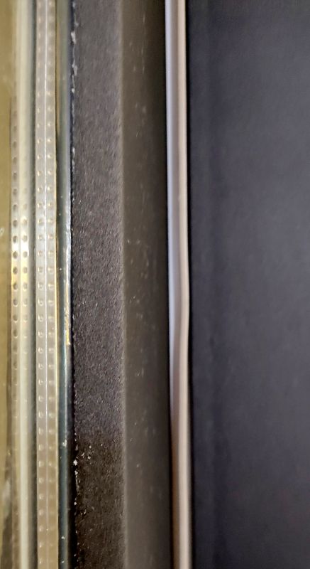 문과 문틀 사이 넓은 틈 약 0.8cm