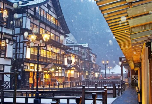 일본 여행지 긴잔온천 일식 건물과 눈오는 풍경