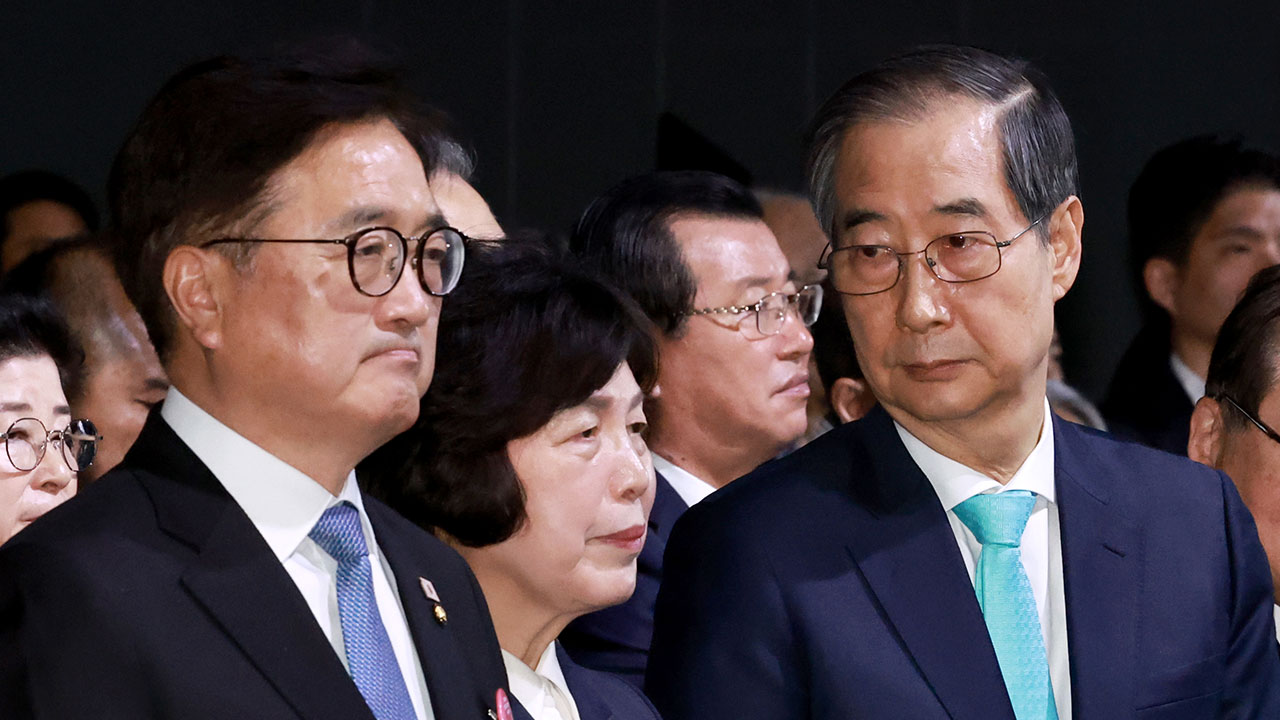 우원식 국회의장이 한덕수 대통령 권한대행 국무총리가 대통령 몫의 헌법재판관으로 이완규 법제처장과 함상훈 서울고법 부장판사를 지명한 것에 대해 헌법재판소에 효력정지 가처분 신청과 권한쟁의심판을 청구했습니다.