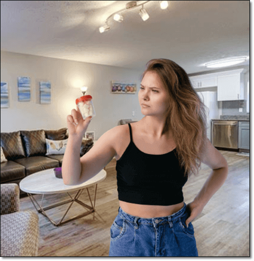 각설탕을 보고 있는 여성