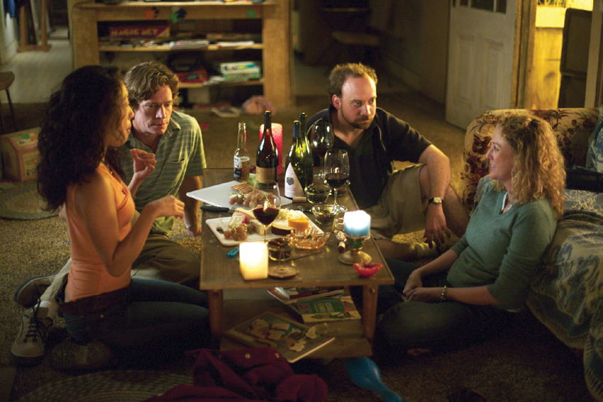 네 명의 인물이 작은 테이블을 둘러앉아 와인과 음식을 즐기며 대화하는 장면, 영화 사이드웨이 스틸컷