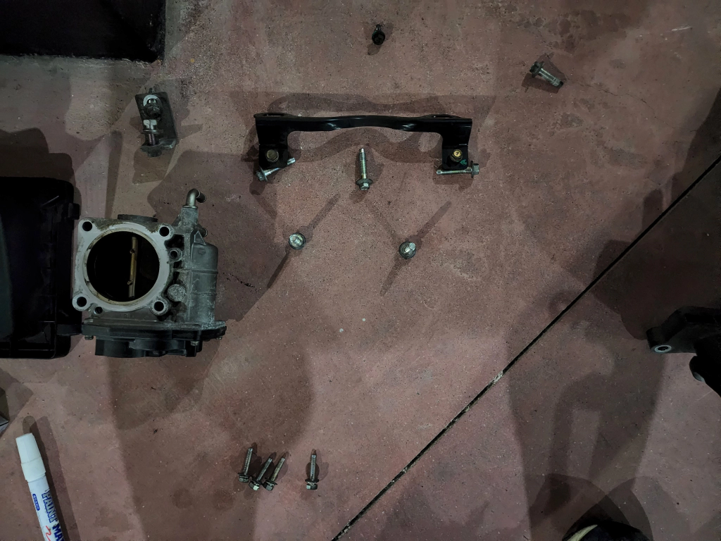 탈거한 볼트를 원 위치에 두면 분실 위험 해소