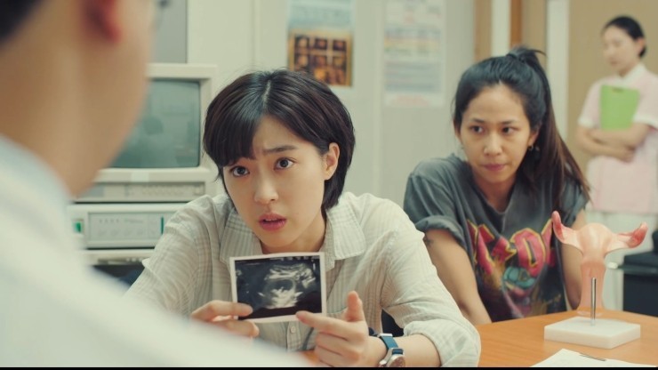 의사에게 초음파 사진을 보여주는 모습