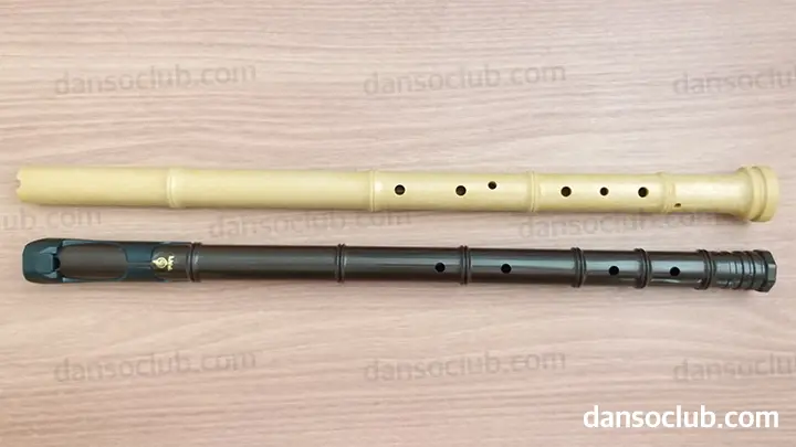 전통단소와 개량단소의 전면 비교 사진