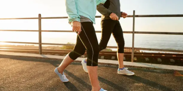 일본식 걷기 포스팅 썸네일 운동복 차림의 두 사람이 해변을 걷고있다