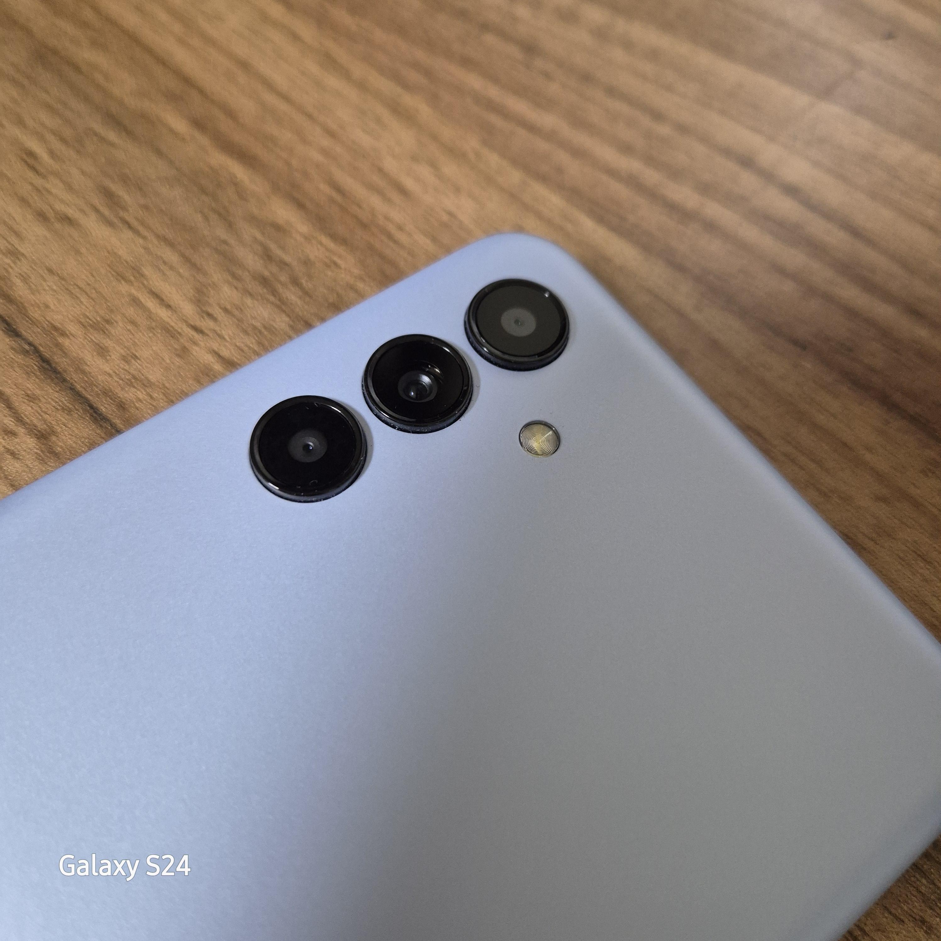 갤럭시와이드6 트리플 후면 카메라