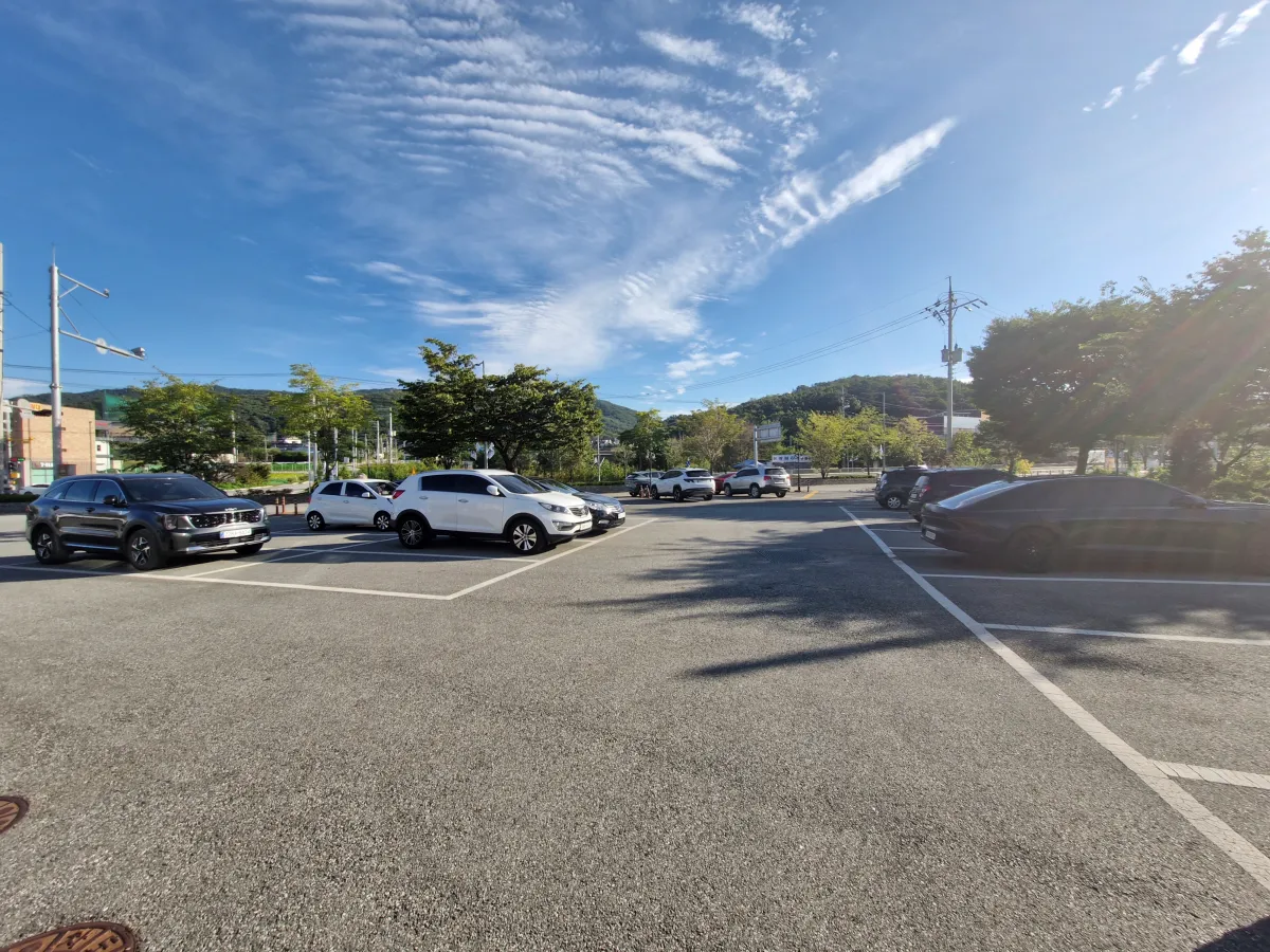 주차할-수-있는-넓은-야외공간