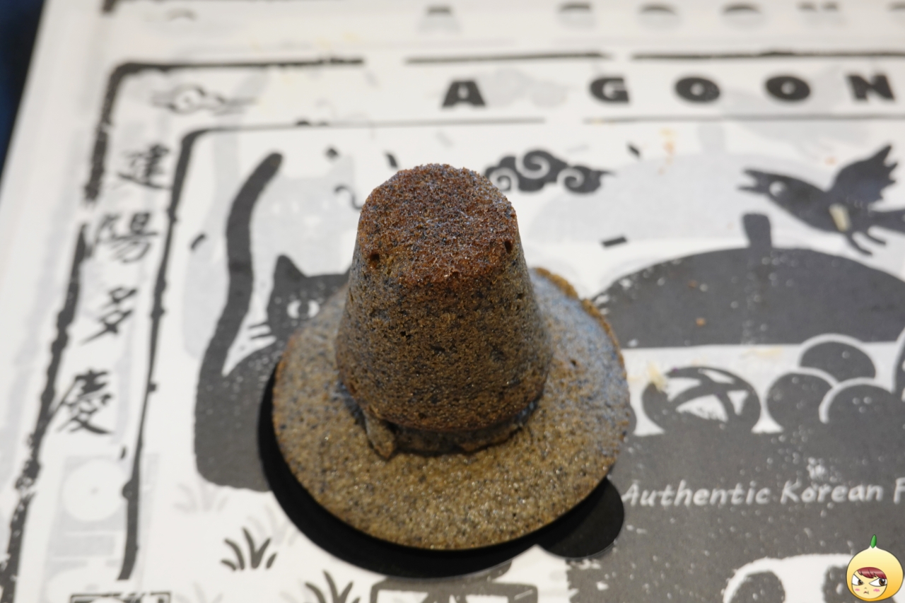 흑임자 갓 휘낭시에 위