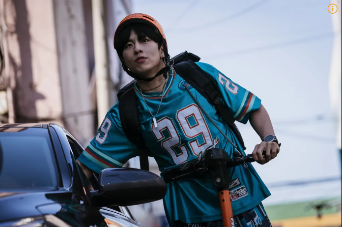 영화 야당 류경수 전동킥보드 타는 모습