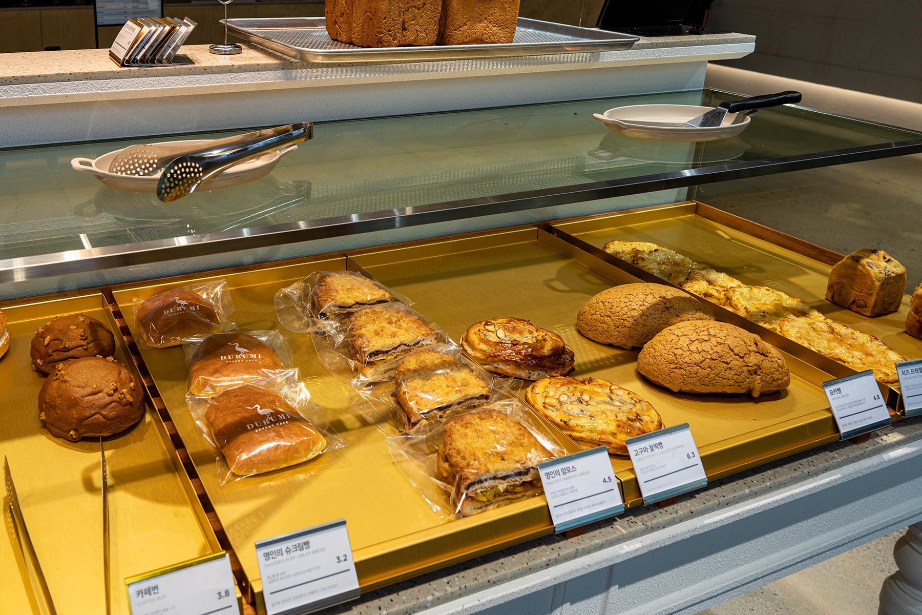 두루미 베이커리 카페 베이커리 진열대