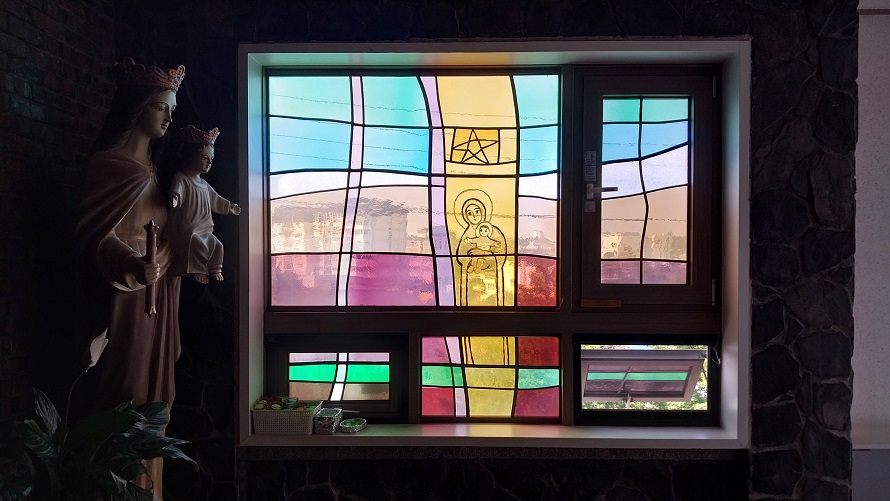 강릉 노암동성당 성모자상 조각 작품과 유리화 사진입니다.