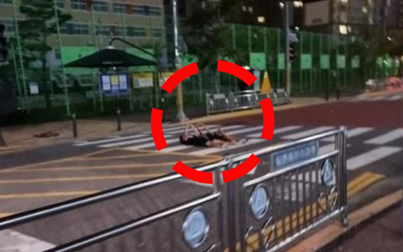 어린이들이 도로 한복판에 누워 운전자를 위협하는 식의 사례가 속속 발생하고 있다. [사진=온라인 커뮤니티 캡처]