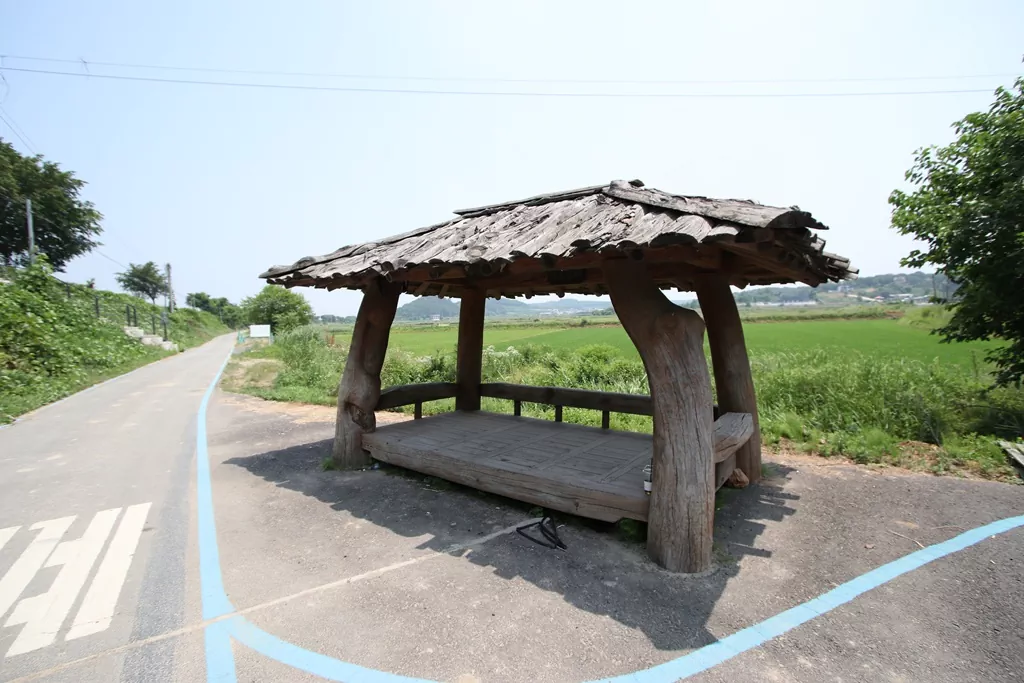 평화누리길 7코스 중반 내포리 쉼터 제방길 옆 단비 같은 쉼터 사진.
