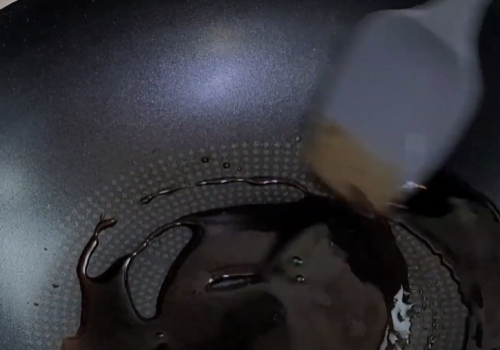 불을 올리고 양념장을 잘 저어주면서 끓이고 있어요