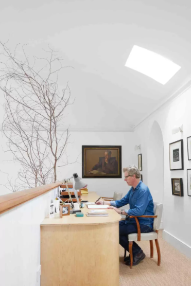 거실의 높은 천장을 최대한 활용