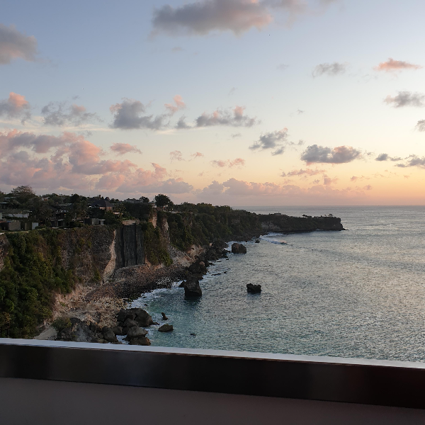 절벽과 바다가 보인다. 하늘은 일몰 시작이라 붉은 빛이 약간 물들어있다.