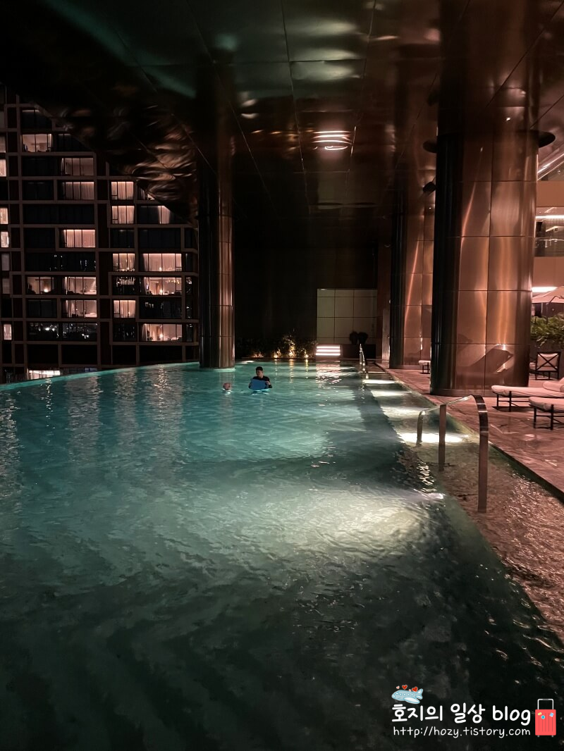 방콕 신돈캠핀스키 수영장 야간모습