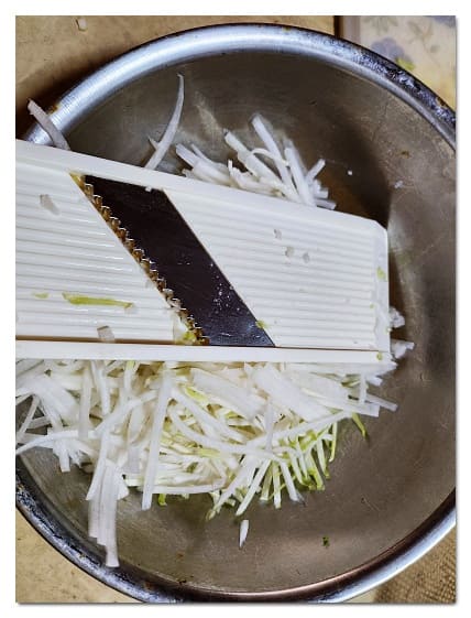 무 채썰기