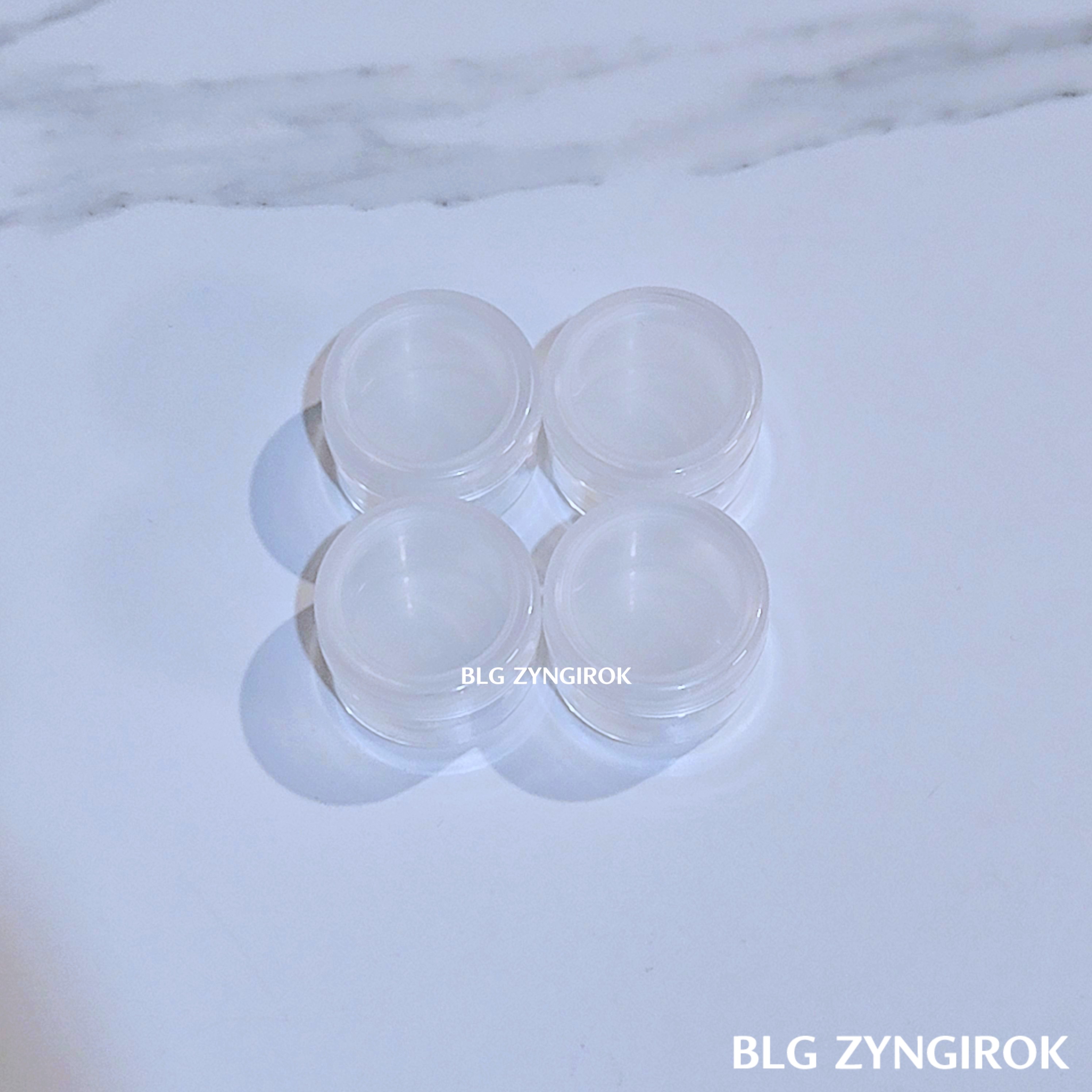 4개의 다이소 크림 용기가 테이블 위에 있다.