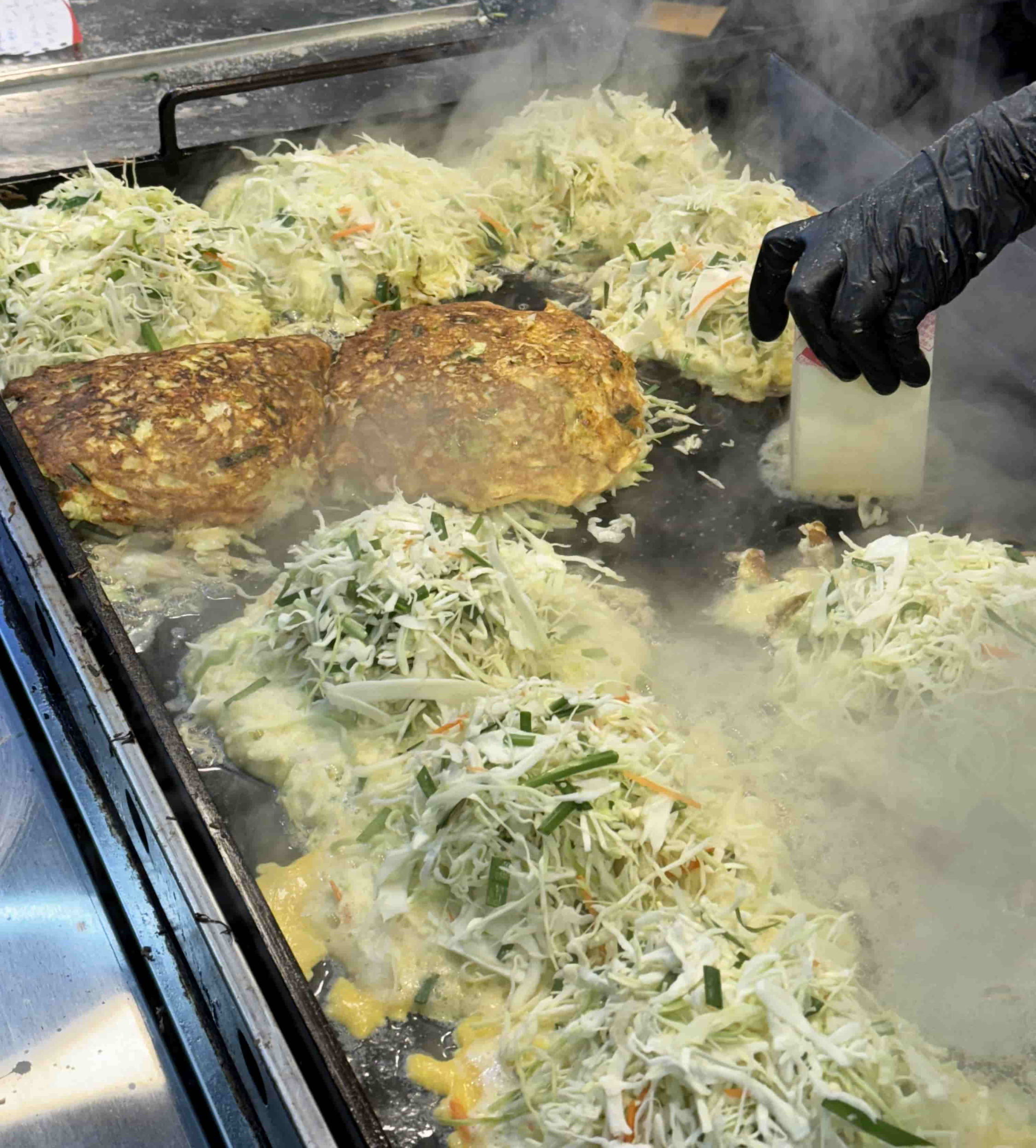 창동 맛집 '창동할머니토스트'에서 토스트 달걀 부침을 만드는 장면을 찍은 사진