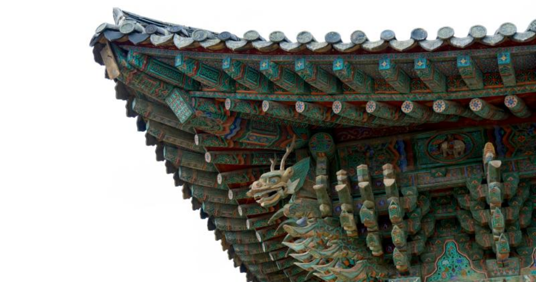 한옥 처마 밑에 용의 모습을 한 장식이 눈에 띈다.