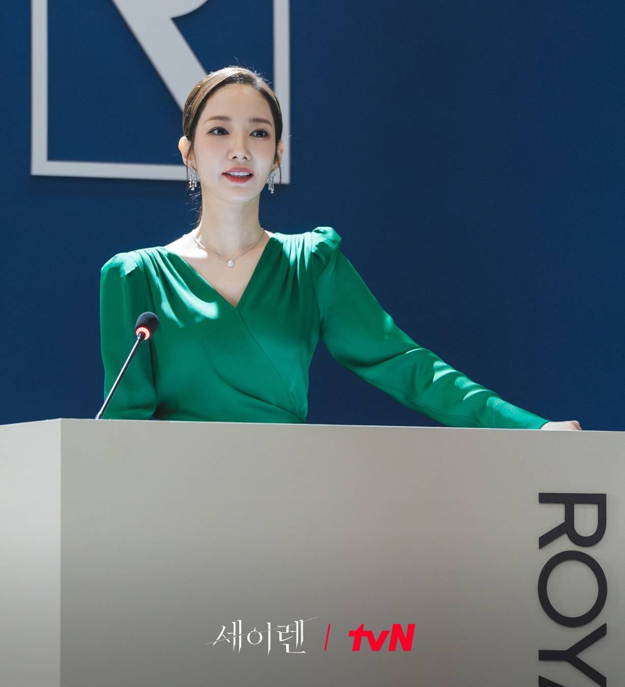 세이렌 한설이 로얄옥션 경매장에서 프레젠테이션하는 장면 박민영 경매사