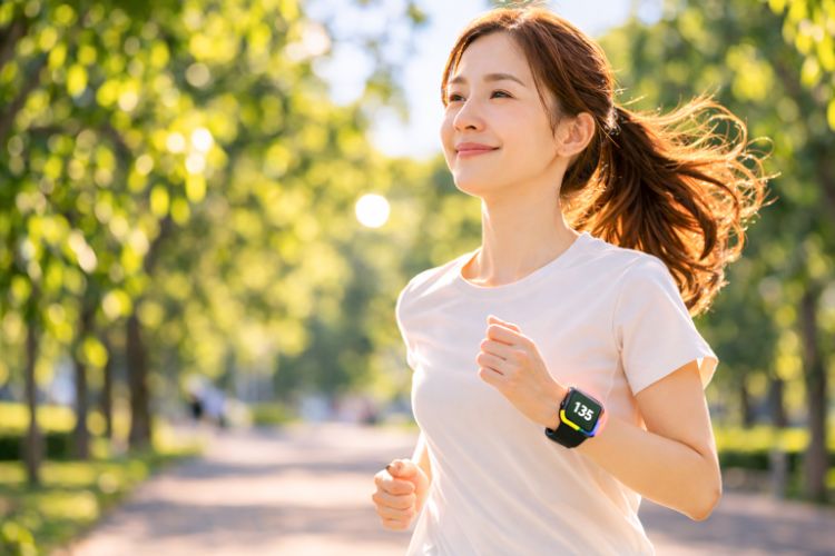 공원 산책로에서 슬로우 조깅을 하며 심박수 Zone2 운동을 하는 여성