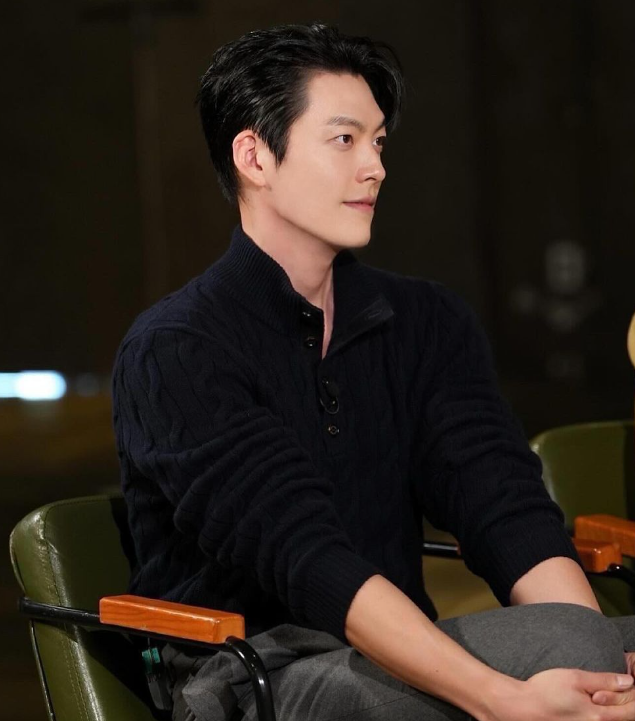 김우빈 프로필 작품활동 연애 신민아 결혼 투병 결별 드라마 영화 넥플릭스