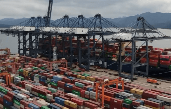 컨테이너 야적장 전경