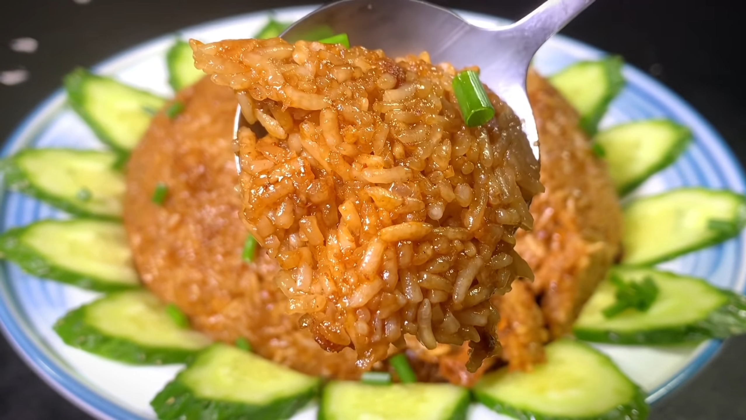 차슈동 차슈덮밥이나
보통의 삼겹살 덮밥은
밥 위에 양념한 삼겹살을
얹어서 먹는데요